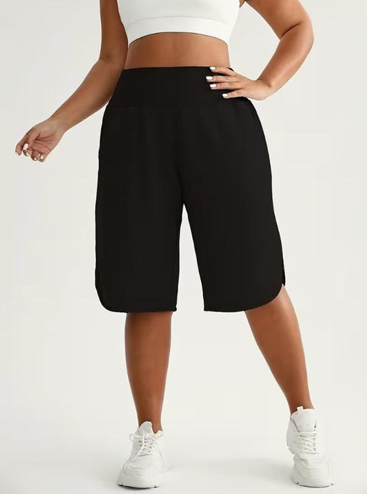 👩‍🦱🩳 Plus Size Magas Dercíjú Bermuda Rövidnadrág – bő szabású, hasított szárú, zsebekkel. 50% KEDVEZMÉNY! 🔥