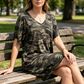 🌿 Női katonai mintás pólóruha – V-nyak & oldalzsebek – Laza szabás & szegélyezett alsó szél – Plus size barát 🚶‍♀️