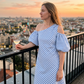 👗 Női csíkos, vállakat szabadon hagyó ruha – elegáns, lebegő, nyári divat 🌊