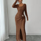 👗Ráncolt, karcsúsító, elegáns sziluett✨ Női bordás kötött hosszú ruha – Aszimmetrikus nyakkivágás és fémgyűrű | Természetesen előnyös, előkelő megjelenés✨